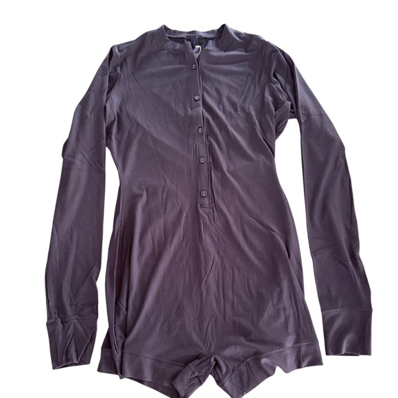 SKIMS Ribbed Graphite Lounge Henley Onsie - Picture 2 of 5